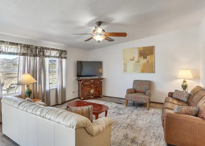 Magnolia Manor House: Desert Escape, Mtn Views * Dolan Springs