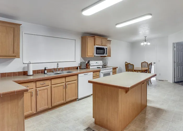 Magnolia Manor House: Desert Escape, Mtn Views Holiday home Dolan Springs