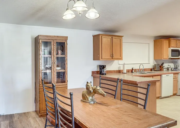 Magnolia Manor House: Desert Escape, Mtn Views * Dolan Springs