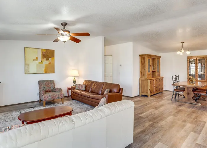Magnolia Manor House: Desert Escape, Mtn Views Holiday home *