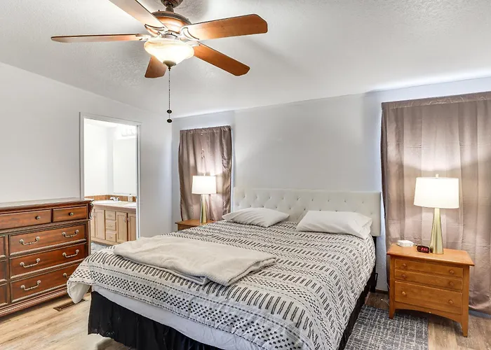 Holiday home Magnolia Manor House: Desert Escape, Mtn Views Dolan Springs