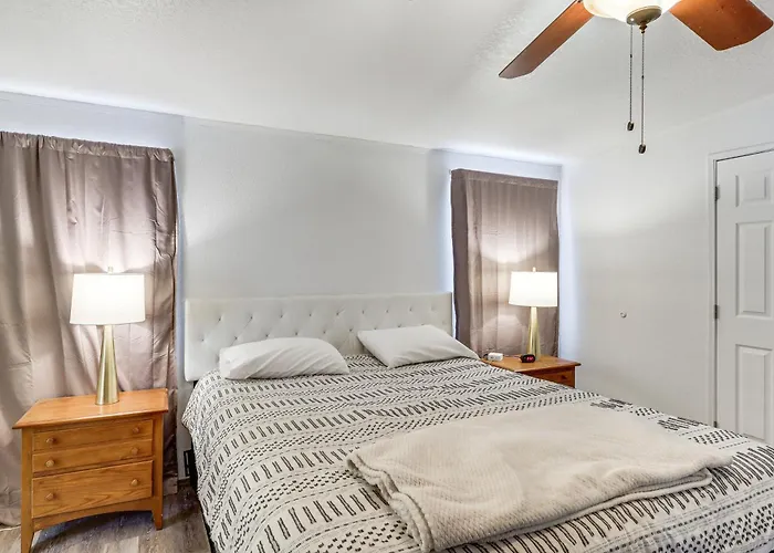 Holiday home Magnolia Manor House: Desert Escape, Mtn Views *
