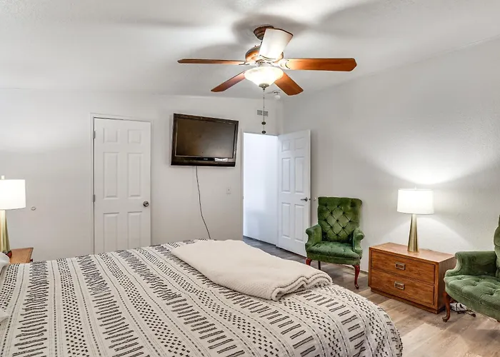 Holiday home Magnolia Manor House: Desert Escape, Mtn Views