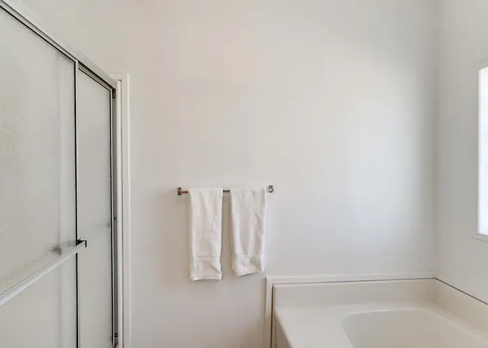 Magnolia Manor House: Desert Escape, Mtn Views Dolan Springs