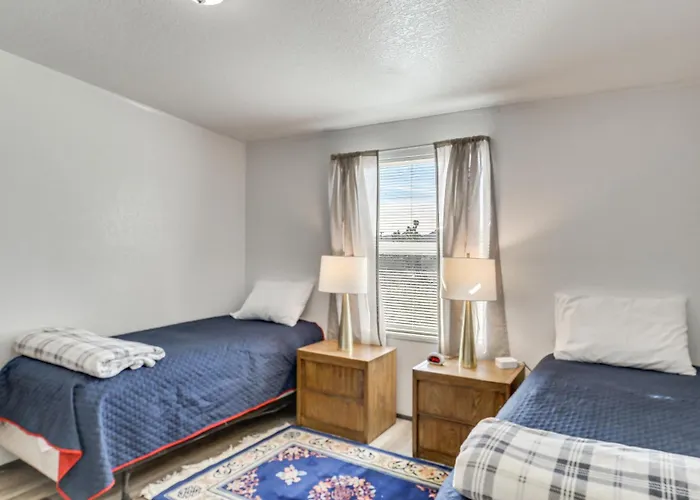 Magnolia Manor House: Desert Escape, Mtn Views * Dolan Springs
