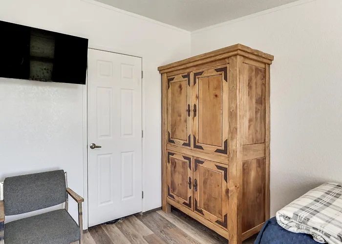 Holiday home Magnolia Manor House: Desert Escape, Mtn Views Dolan Springs