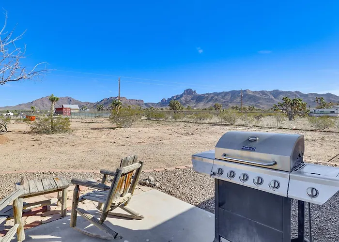Magnolia Manor House: Desert Escape, Mtn Views Holiday home *