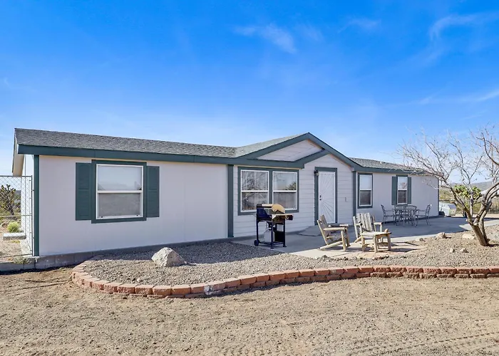 Magnolia Manor House: Desert Escape, Mtn Views Dolan Springs
